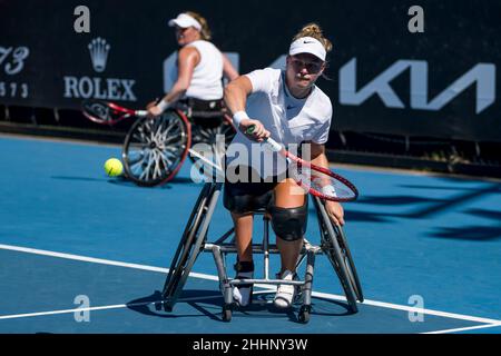 MELBOURNE, AUSTRALIE - JANVIER 24 : Diede de Groot des pays-Bas et Aniek van Koot des pays-Bas lors de leur premier match de tournoi de fauteuil roulant féminin en double lors de l'Open d'Australie 2022 au Melbourne Park le 24 janvier 2022 à Melbourne, Australie (photo d'Andy Astfalck/Orange Pictures) Banque D'Images