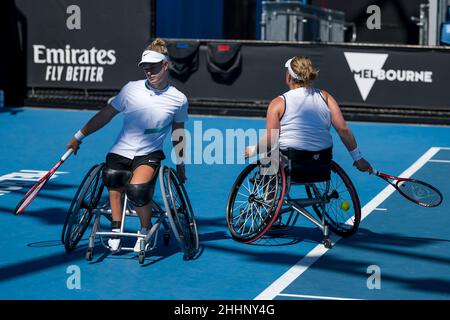 MELBOURNE, AUSTRALIE - JANVIER 24 : Diede de Groot des pays-Bas (L) et Aniek van Koot des pays-Bas lors de leur première partie de matchs en double fauteuil roulant féminin lors de l'Open d'Australie 2022 au Melbourne Park le 24 janvier 2022 à Melbourne, Australie (photo d'Andy Astfalck/Orange Pictures) Banque D'Images