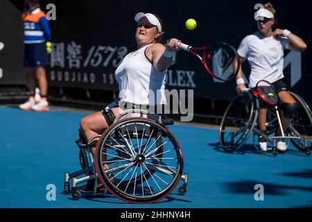 MELBOURNE, AUSTRALIE - 24 JANVIER : Aniek van Koot des pays-Bas et Diede de Groot des pays-Bas lors de leur premier match de tournoi de doubles en fauteuil roulant féminin lors de l'Open d'Australie 2022 au Melbourne Park le 24 janvier 2022 à Melbourne, Australie (photo d'Andy Astfalck/Orange Pictures) Banque D'Images