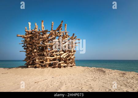 Gangneung, Corée du Sud - 23 février 2018 : pile de bois à la plage de Gyeongpo à Gangneung contre le ciel bleu Banque D'Images