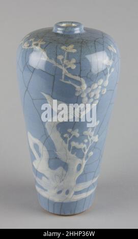 Vase Meiping avec oiseaux et fleurs 19th siècle Chine.Vase Meiping avec oiseaux et fleurs.Chine.19th siècle.Porcelaine avec décoration blanche sur verglas bleu crépité (articles de Jingdezhen).Dynastie Qing (1644–1911).Céramique Banque D'Images