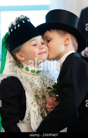 Dresde, Allemagne.25th janvier 2022.Lotta Mickel et Maximilian Suchy portent des costumes de mariage sorabe à l'occasion du mariage d'oiseaux à la Chancellerie d'État saxonne.Le Vogelhochzeit, une ancienne coutume de Lusatia bilingue, est toujours célébré le 25 janvier et, avec la circonscription de Pâques, est l'une des coutumes les plus connues des Sorbs.Credit: Sebastian Kahnert/dpa-Zentralbild/dpa/Alay Live News Banque D'Images