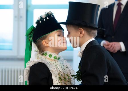 Dresde, Allemagne.25th janvier 2022.Lotta Mickel et Maximilian Suchy portent des costumes de mariage sorabe à l'occasion du mariage d'oiseaux à la Chancellerie d'État saxonne.Le Vogelhochzeit, une ancienne coutume de Lusatia bilingue, est toujours célébré le 25 janvier et, avec la circonscription de Pâques, est l'une des coutumes les plus connues des Sorbs.Credit: Sebastian Kahnert/dpa-Zentralbild/dpa/Alay Live News Banque D'Images