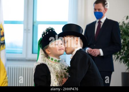 Dresde, Allemagne.25th janvier 2022.Lotta Mickel et Maximilian Suchy portent des costumes de mariage sorabe à côté de Michael Kretschmer (CDU), Premier ministre de Saxe, à l'occasion du mariage d'oiseaux à la Chancellerie d'État saxonne.Le Vogelhochzeit, une ancienne coutume de Lusatia bilingue, est toujours célébré le 25 janvier et, avec la circonscription de Pâques, est l'une des coutumes les plus connues des Sorbs.Credit: Sebastian Kahnert/dpa-Zentralbild/dpa/Alay Live News Banque D'Images