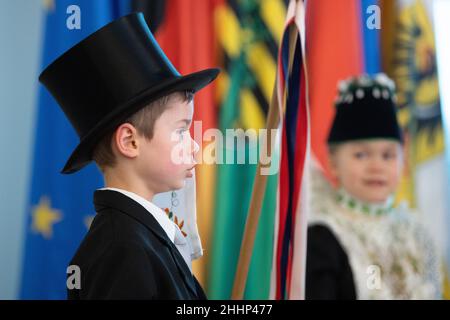 Dresde, Allemagne.25th janvier 2022.Jan Butendeich et Lotta Mickel portent des costumes de mariage sorabe à l'occasion du mariage d'oiseaux à la Chancellerie d'État saxonne.Le Vogelhochzeit, une ancienne coutume de Lusatia bilingue, est toujours célébré le 25 janvier et, avec la circonscription de Pâques, est l'une des coutumes les plus connues des Sorbs.Credit: Sebastian Kahnert/dpa-Zentralbild/dpa/Alay Live News Banque D'Images