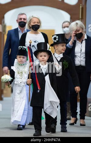 Dresde, Allemagne.25th janvier 2022.Lotta Mickel (l-r), Jan Butendeich et Maximilian Suchy portent des costumes de mariage sorabe à l'occasion du mariage d'oiseaux à la Chancellerie d'État saxonne.Le Vogelhochzeit, une ancienne coutume de Lusatia bilingue, est toujours célébré le 25 janvier et, avec la circonscription de Pâques, est l'une des coutumes les plus connues des Sorbs.Credit: Sebastian Kahnert/dpa-Zentralbild/dpa/Alay Live News Banque D'Images