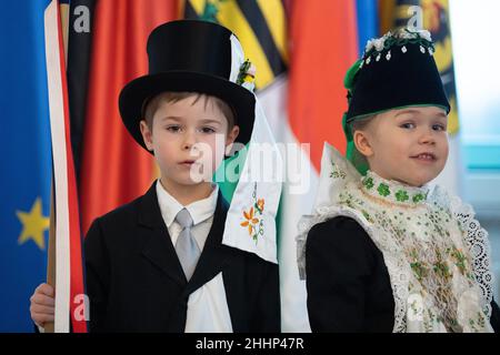 Dresde, Allemagne.25th janvier 2022.Jan Butendeich et Lotta Mickel portent des costumes de mariage sorabe à l'occasion du mariage d'oiseaux à la Chancellerie d'État saxonne.Le Vogelhochzeit, une ancienne coutume de Lusatia bilingue, est toujours célébré le 25 janvier et, avec la circonscription de Pâques, est l'une des coutumes les plus connues des Sorbs.Credit: Sebastian Kahnert/dpa-Zentralbild/dpa/Alay Live News Banque D'Images