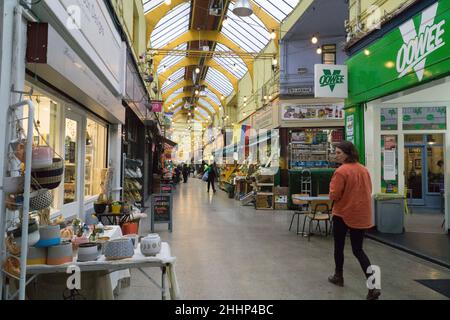 Londres, Royaume-Uni, 25 janvier 2022 : sur le marché couvert de Brixton Village, les gens peuvent faire leurs courses dans des épiceries traditionnelles ou internationales ou déjeuner dans des restaurants du monde entier.La rénovation du marché l'a sauvé du déclin, mais la gentrification s'est fait au détriment des entreprises plus âgées et a fait en sorte qu'une partie de la communauté noire locale se sente exclue.Anna Watson/Alay Live News Banque D'Images