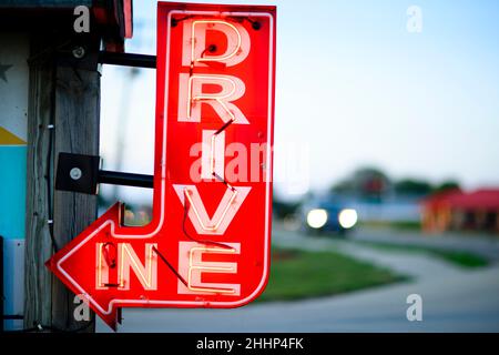 Panneau néon pour Harvest Moon Drive-In Theatre dans l'Illinois Banque D'Images
