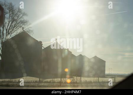 Vue des trémies à grain depuis la fenêtre de voiture dans la campagne de l'Illinois Banque D'Images