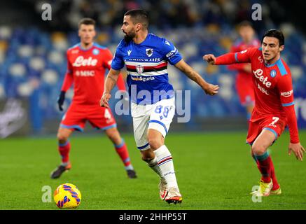 NAPLES, ITALIE - JANVIER 09: Tomas Rincon de UC Sampdoria concurrence pour le ballon avec Eljif Elmas de SSC Napoli pendant la série Un match entre SSC Napoli et UC Sampdoria au Stadio Diego Armando Maradona le 09 2022 janvier à Naples, Italie (photo de MB Media) Banque D'Images