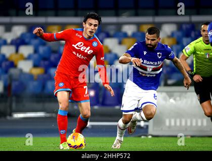 NAPLES, ITALIE - JANVIER 09: Eljif Elmas de SSC Napoli concurrence pour le ballon avec Tomas Rincon de UC Sampdoria pendant la série Un match entre SSC Napoli et UC Sampdoria au Stadio Diego Armando Maradona le 09 2022 janvier à Naples, Italie (photo de MB Media) Banque D'Images