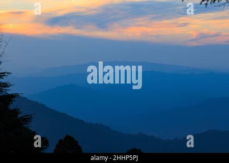 Couches de montagnes vues de Binsar au coucher du soleil Banque D'Images