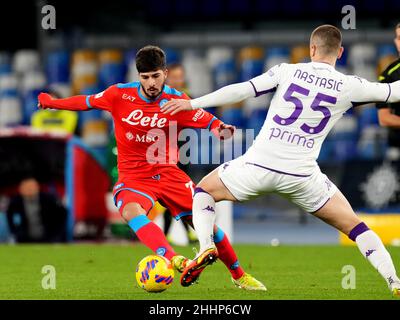 NAPLES, ITALIE - JANVIER 13: Antonio Cioffi de SSC Napoli concurrence pour le ballon avec Matija Nastasic de ACF Fiorentina , pendant le match de Coppa Italia entre SSC Napoli et ACF Fiorentina au Stadio Diego Armando Maradona le 13 janvier 2022 à Naples, Italie.(Photo par MB Media) Banque D'Images