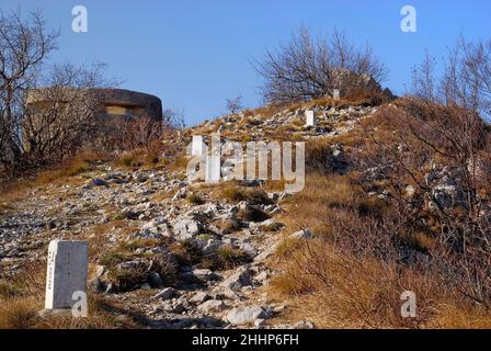 La crête inaccessible du mont Sabotino (Sapotin) domine la vallée étroite de l'Isonzo (Soca).Les poteaux blancs très plantés et le bunker marquent la frontière entre l'Italie et la Slovénie et nous rappellent que dans les années de la Guerre froide, le rideau de fer a couru le long de cette ligne. Banque D'Images