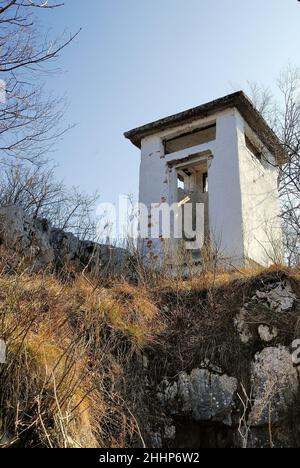 La crête inaccessible du mont Sabotino (Sapotin) domine la vallée étroite de l'Isonzo (Soca).La boîte de sentry marque la frontière entre l'Italie et la Slovénie et nous rappelle que dans les années de la Guerre froide, le rideau de fer a couru le long de cette ligne. Banque D'Images