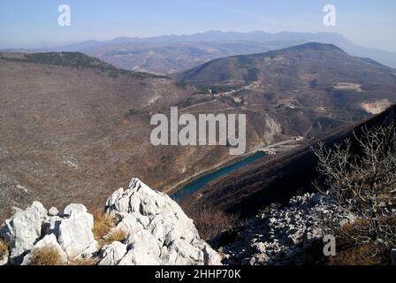 La crête inaccessible du mont Sabotino (Sapotin) domine la vallée étroite de l'Isonzo (Soca).Sur la pente opposée, le plateau de Bainsizza. Banque D'Images