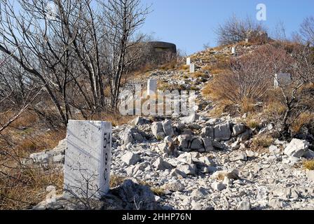 La crête inaccessible du mont Sabotino (Sapotin) domine la vallée étroite de l'Isonzo (Soca).Les poteaux blancs très plantés et le bunker marquent la frontière entre l'Italie et la Slovénie et nous rappellent que dans les années de la Guerre froide, le rideau de fer a couru le long de cette ligne. Banque D'Images