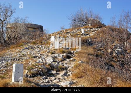 La crête inaccessible du mont Sabotino (Sapotin) domine la vallée étroite de l'Isonzo (Soca).Les poteaux blancs très plantés et le bunker marquent la frontière entre l'Italie et la Slovénie et nous rappellent que dans les années de la Guerre froide, le rideau de fer a couru le long de cette ligne. Banque D'Images