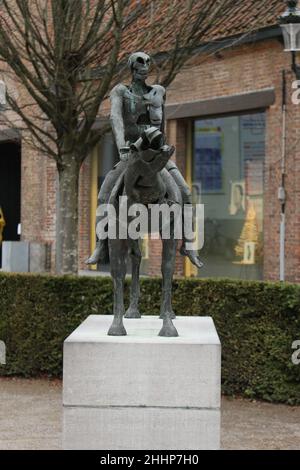 BRUGES, BELGIQUE - 23 JANVIER 2022 : statue de l'un des quatre cavaliers de l'Apocalypse. Banque D'Images