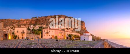 Pittoresque Parorama, ancienne ville médiévale de Monemvasia en Lakonia au lever du soleil, Péloponnèse, Grèce.« Gibraltar grec » Banque D'Images