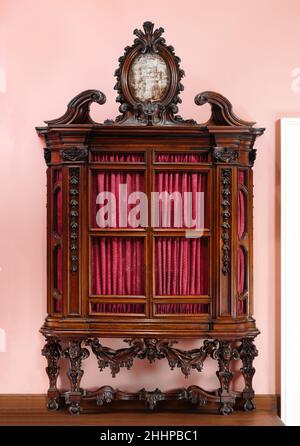 Bibliothèque (une de deux) ca.1715 Design attribué à l'architecte Niccolo Michetti italien cette paire de bibliothèques était autrefois dans le braccio nuovo, ou nouvelle aile, du Palazzo Rospigliosi, Rome, où elle a été inscrite dans l'inventaire de 1722.les ovales dans les crêtes ont été remplis de dispositifs allégoriques peints et dorés et de mottos,qui ont été remplacés par des photographies.La devise de cette bibliothèque se lit comme suit : LABOR OMNIA VINCIT (le travail surmonte tout) et sur .2 : NONDUM À AUGE (pas encore célèbre).Bibliothèque (une paire) 205155 Banque D'Images