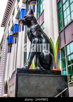 Egyptien-style Giant noir chat effigie dans l'entrée de Carreras cigarette Factory, maintenant bureaux, pris à Camden Town, 15th août 2020 Banque D'Images