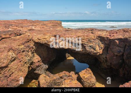 Vue sur les spectaculaires grottes de Forrest à marée basse sur Surf Beach, Phillip Island, Victoria, Australie Banque D'Images