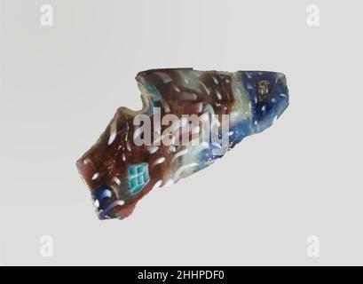 Fragment de bol nervuré en mosaïque de verre fin du 1st siècle C.-B.–début du 1st siècle A.D. Roman violet translucide, bleu cobalt et bleu turquoise clair, blanc opaque et incolore.rebord arrondi en saillie; côté bombé.motif en mosaïque formé de grandes sections polygonales de deux canes ou plus;l'un dans un sol violet avec un cercle de tiges blanches autour d'un motif central de petits carrés en bleu turquoise entouré en blanc, et l'autre dans un sol bleu avec un cercle de tiges blanches autour d'un carré central en violet avec des points blancs,et des taches irrégulières, incolores, avec des tiges blanches; à l'extérieur, deux Banque D'Images