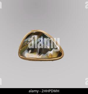 Fragment de bol nervuré en mosaïque de verre fin du 1st siècle C.-B.–début du 1st siècle A.D. fragment de corps romain.Bleu cobalt translucide, violet, jaune miel,Et blanc opaque.côté incurvé Convex, chantonnant vers le bas.motif en mosaïque marbrée formé de sections d'une ou de plusieurs cannes dans des bandes ondulées irrégulières de bleu et de jaune, avec des stries en violet et blanc; à l'extérieur, des parties de trois nervures.des bulles plus petites et plus grandes; extérieur poli;piqûres de bulles de surface et de taches d'intempéries à l'extérieur; intempéries crémeuses irisées à l'intérieur et bords dentelés.Mosaïque de verre ri Banque D'Images