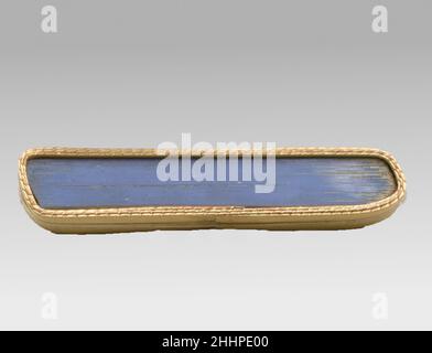Fragment d'incrustation monochrome en verre fin du 1st siècle C.-B.–début du 1st siècle A.D. Roman opaque bleu clair.fragment de bande fine et plate avec bords biseautés sur les côtés et dessous légèrement convexe.bulles élongées; surface polie;Irisée intempéries sur le dos, les bords, et les extrémités dentelées.probablement utilisé comme décoration dans le mur ou le revetage de plafond ou comme incrustation pour les meubles.Fragment d'incrustation monochrome en verre.Roman. Fin du 1st siècle C.-B.–début du 1st siècle A.D..Verre ; moulé.Début de l'Impériale.Verre Banque D'Images