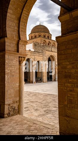 La vue sur la grande mosquée de Kairouan dans le gouvernorat de Kairouan, en Tunisie Banque D'Images