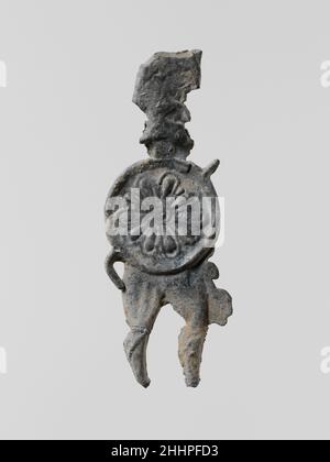 Figure principale d'un guerrier avec un casque, un bouclier et une lance 6th–5th siècle C.-B. grec, Laconien de petites figurines votives plates de plomb moulé ont été trouvées en grande quantité dans les sanctuaires anciens de la Laconie;Plus de cent mille, datant du septième siècle avant Jésus-Christ à la période classique, ont été consacrés à la déesse Artemis Orthia dans Sparta.Figure principale d'un guerrier avec un casque, bouclier, et lance 251629 grec, Laconien, figure principale d'un guerrier avec un casque, bouclier, et lance, 6th?5th Century B.C., plomb,Hauteur : 2 1/4 po(5,7 cm).Metropolitan Museum of Art, New York.GIF Banque D'Images