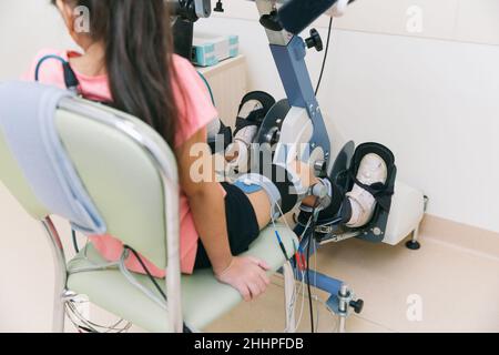 Patient sur des machines à plage de mouvement passive continue.Dispositif permettant un mouvement anatomique correct de la cheville et des articulations.Pied Banque D'Images