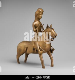 Aquamanile sous la forme d'un Falconer à cheval 13th siècle Nord allemand dérivé des mots latins pour l'eau (aqua) et la main (manus), un aquamanile (pluriel:Aquamanilia) est un bateau d'eau de forme animale ou humaine utilisé dans le lavage des mains, une composante essentielle des rituels religieux et séculiers au Moyen-âge.Aquamanilia ont été les premiers navires de fonte de l'Europe médiévale.Habituellement moulé en alliage de cuivre par le processus de cirage (cirre perdue), les centaines d'exemples survivants datent du XIIe au XVe siècle.Le Metropolitan Museum of Art possède l'un des collec les plus importants Banque D'Images