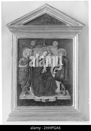 Madonna et l'enfant Enthroned avec Saint Jean le Baptiste et un autre Saint Italien (Florentin) artiste-peintre italien malgré son état généralement pauvre, c'est un travail d'un intérêt considérable.Les poses de la Vierge et de l'enfant sont particulièrement inventives.La photo a été à un moment attribué à Pesellino, mais on a aussi pensé qu'il s'agissait d'un travail sienois près de Domenico di Bartolo.Il est probablement florentin et date autour de 1440.Le cadre, bien que original, a été regilt.Madonna et l'enfant ont affronté Saint Jean-Baptiste et un autre Saint.Italien (Florentin) Painter (deuxième trimestre 15th cen Banque D'Images