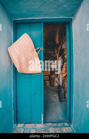 Porte tunisienne traditionnelle en bois bleu vieilli avec ornement dans la ville de Kairouan Banque D'Images