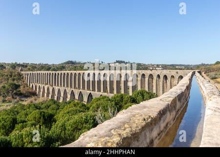 Tomar Aqueduct ou Aqueduto de Pegoes, ancien bâtiment de maçonnerie en pierre, monument étonnant.Il a été construit au 17th siècle pour apporter de l'eau au couvent Banque D'Images