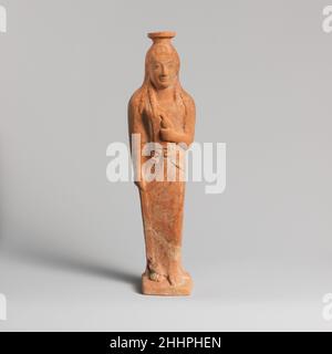 Vase en terre cuite sous la forme d'une femme tenant un oiseau 6th siècle C.-B. est grec il est intéressant de noter que c'est un type de figurine qui a été utilisé à la fois comme une statuette et comme un vase.Vase en terre cuite sous la forme d'une femme tenant un oiseau.Grec oriental.6th siècle C.-B..Terre cuite.Archaïque.Vases Banque D'Images