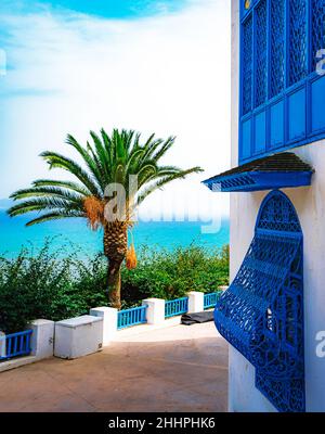 La porte métallique bleue traditionnelle tunisienne dans la ville de Sidi Bou a dit en Tunisie Banque D'Images