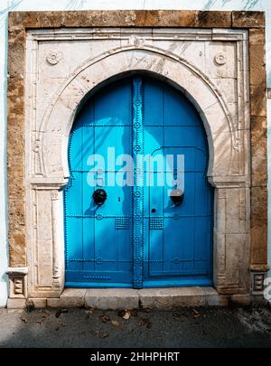 La porte métallique bleue traditionnelle tunisienne dans la ville de Sidi Bou a dit en Tunisie Banque D'Images