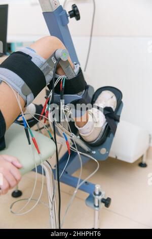 Patient sur des machines à plage de mouvement passive continue.Dispositif permettant un mouvement anatomique correct de la cheville et des articulations.Pied Banque D'Images