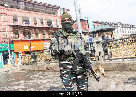 Srinagar, Inde.25th janvier 2022.Les forces gouvernementales indiennes gardent la garde après une attaque à la grenade à Srinagar le 25 janvier 2022.Trois personnes ont été blessées après qu'une grenade a été lancée sur les forces de sécurité indiennes.Des dispositions de sécurité ont été prises dans la ville avant la Journée de la République en Inde le 26 janvier.(Photo par Kamran Raashid Bhat/INA photo Agency/Sipa USA) crédit: SIPA USA/Alay Live News Banque D'Images