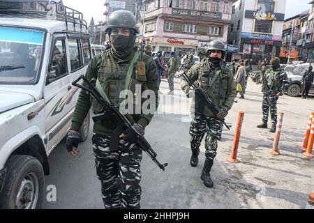 Srinagar, Inde.25th janvier 2022.Les forces gouvernementales indiennes patrouillent dans la région après une attaque à la grenade à Srinagar le 25 janvier 2022.Trois personnes ont été blessées après qu'une grenade a été lancée sur les forces de sécurité indiennes.Des dispositions de sécurité ont été prises dans la ville avant la Journée de la République en Inde le 26 janvier.(Photo par Kamran Raashid Bhat/INA photo Agency/Sipa USA) crédit: SIPA USA/Alay Live News Banque D'Images