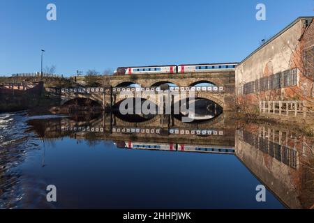 Arriva CrossCountry trains classe 220 train traversant le viaduc de Burton Weir, River Don, Attercliffe, Sheffield, se reflète dans l'eau ci-dessous Banque D'Images