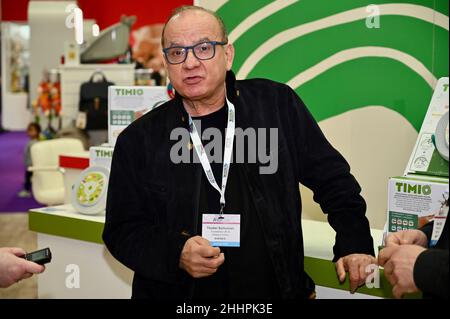 Londres, Royaume-Uni.Un des dragons de la BBC Dragon's Den, Touker Suleyman a rejoint Toynamics sur son stand (E46).Toynamics est le nouveau discubutor exclusif pour TIMIO, l'écran gratuit interactif et lecteur audio éducatif.68th Toy Fair, Olympia, Kensington.Crédit : michael melia/Alay Live News Banque D'Images