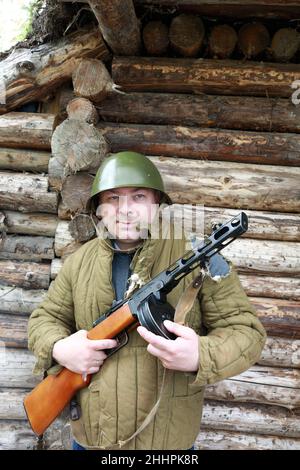 Portrait d'un soldat posant avec une mitrailleuse PPSh-41 Banque D'Images