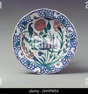 Plat représentant deux oiseaux parmi les plantes à fleurs ca.1575–90 caché à l'intérieur de l'enchevêtrement de tiges de carnation, de tulipe et de jacinthe sur cette plaque colorée perce deux petits oiseaux.Ces fleurs, parfois en combinaison avec des oiseaux, étaient des éléments décoratifs omniprésents sur la poterie Iznik des XVIe et XVIIe siècles.Écoutez des experts illuminer l'histoire de cette œuvre Écoutez ou faites une pause #6655.Aperçu: Iznik Ceramics soutenu par Bloomberg philanthropies nous sommes désolés, la transcription de cette piste audio n'est pas disponible pour le moment.Nous nous efforçons du rendre disponible sur Dès que possible.Dis Banque D'Images