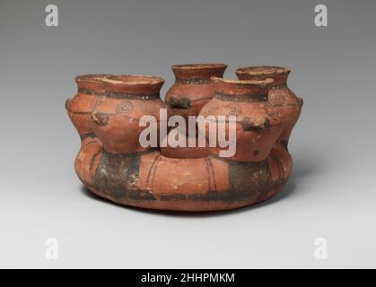 Terracotta kernos (vase pour offrandes multiples) 750–600 corps annulaire chypriote C.-B. sur lequel se trouvent cinq vases miniatures.Terre cuite kernos (vase pour plusieurs offrandes) 240275 Banque D'Images