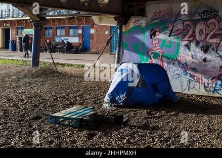 Sans-abri dormant sous Eastbourne Pier. Banque D'Images